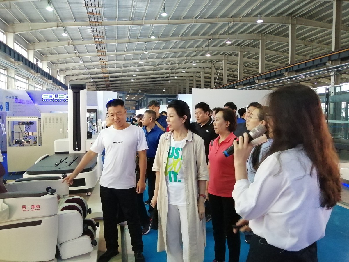 1566015506.jpg 参观机器人集团.jpg